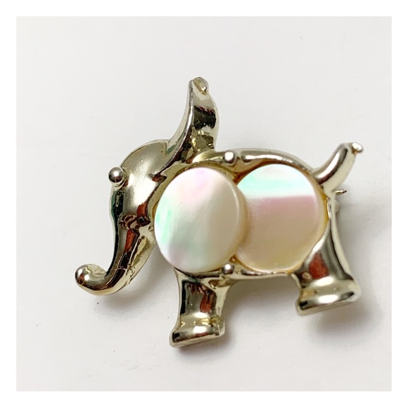 Vintage MCM small trunk up elephant brooch pin with mother of pearl belly - Picture 3 of 7